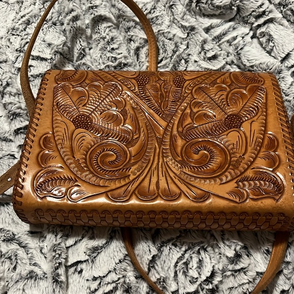 Lovely vintage hand tooled leather shoulder bag. - Picture 6 of 9